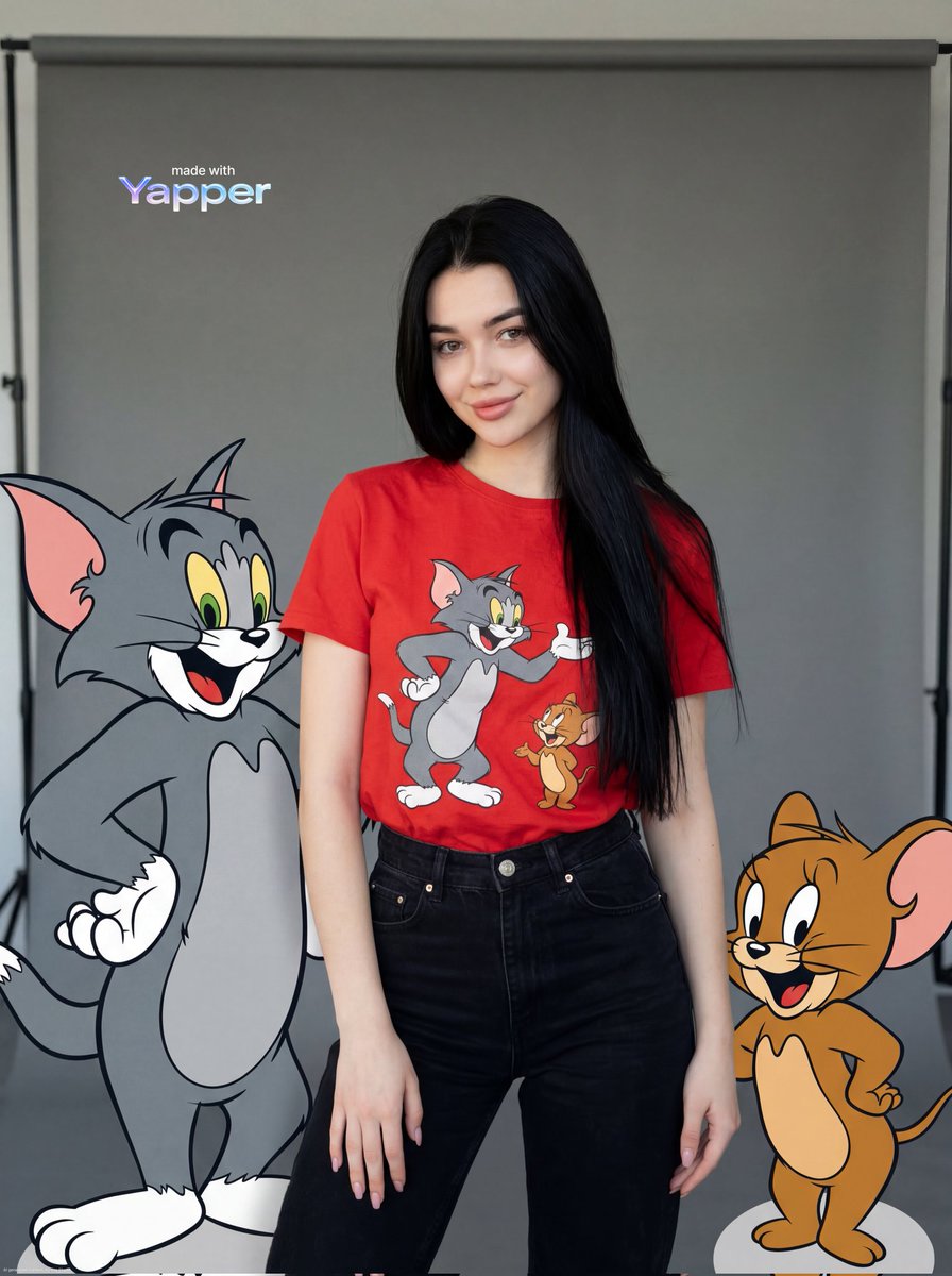 {"image_generation": {"subject": {"description": "时尚的年轻女性站在两个类似经典猫和老鼠搭档的卡通角色之间", "pose"…