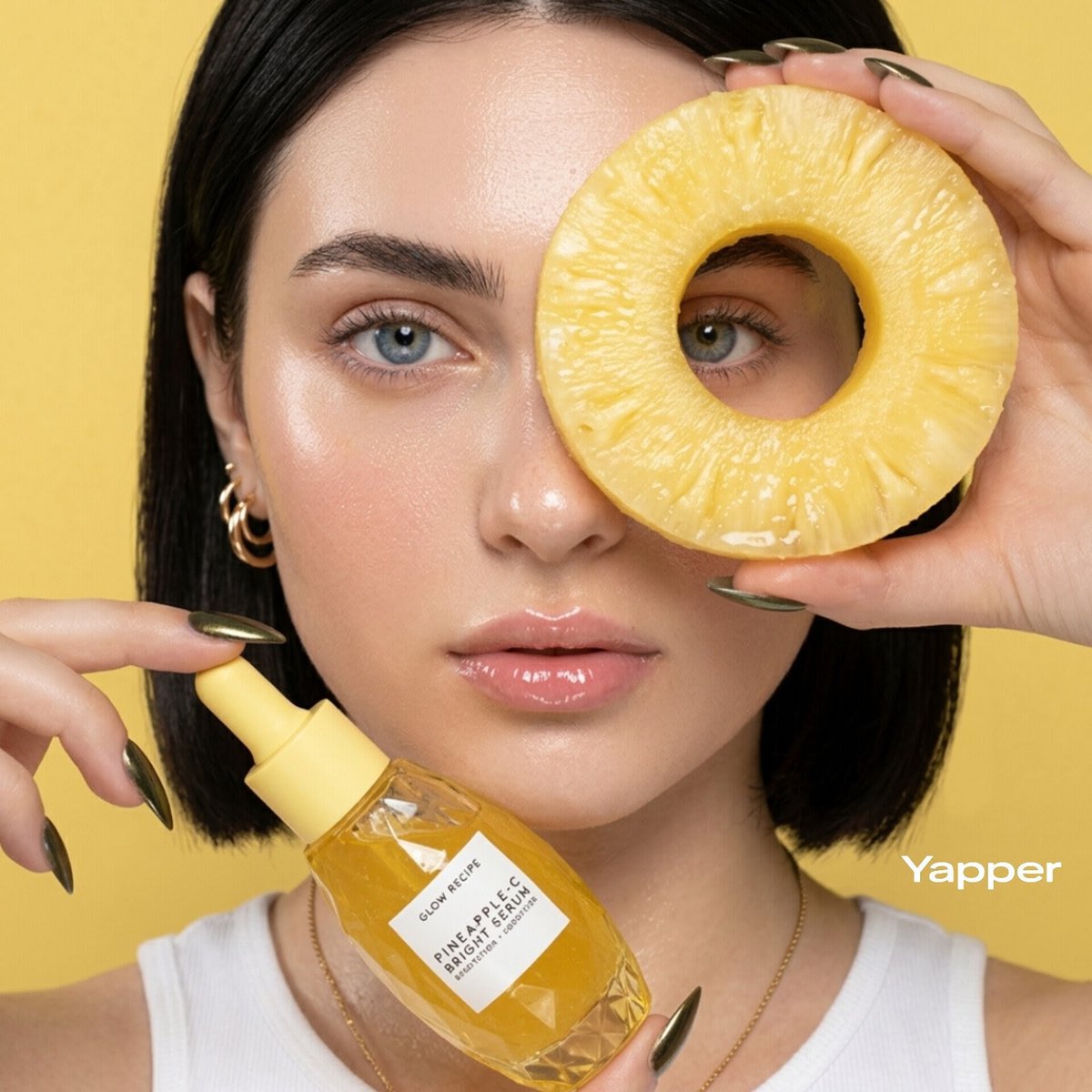 对化妆的喜爱 Nano Banana 在 @yapper_so 上 提示词 👇 超写实的美妆产品摄影：一位拥有无瑕光泽肌肤的女性，背景为柔和的黄色，手持一片新…