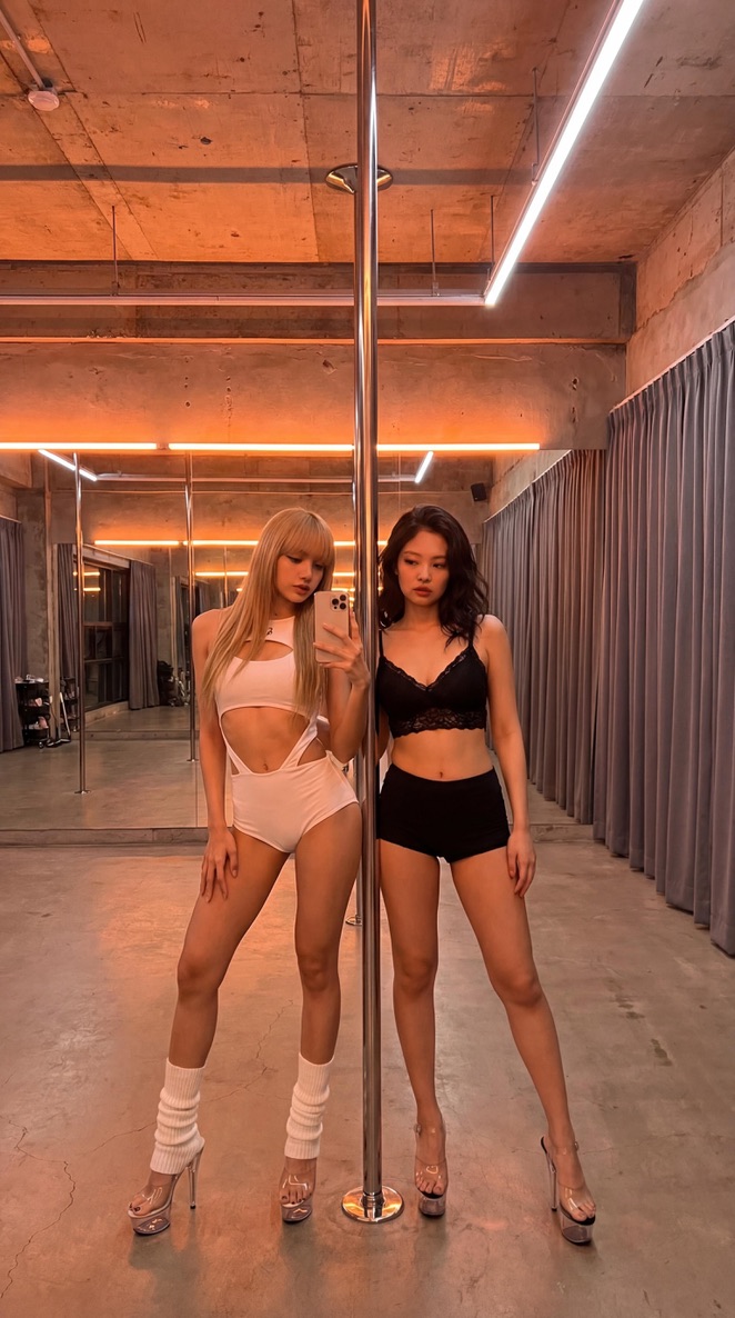 你最想看谁先出场？ Lisa 和 Jennie Blackpink Nano Banana Pro via @yapper_so { "prompt": "T…