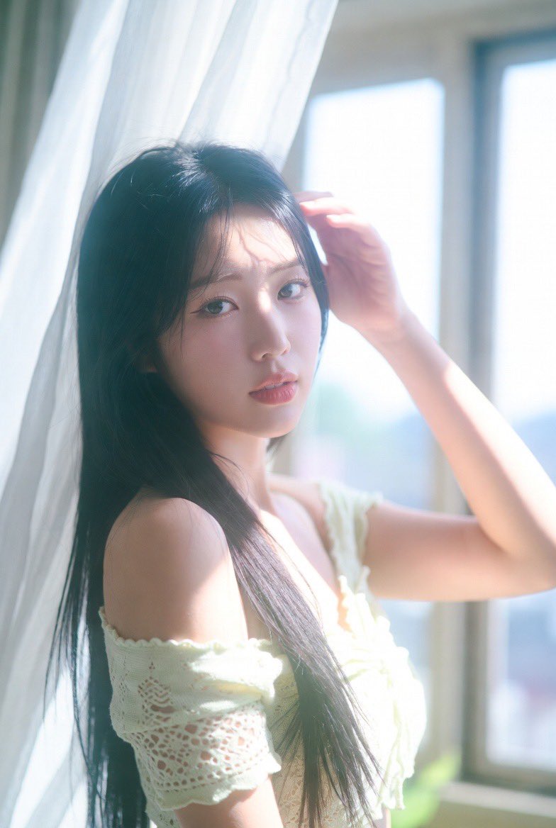 一张梦幻空灵风格的室内抓拍照片,照片中的主角是一位韩国美妆博主。https://t.co/vyP3HtJoaV
