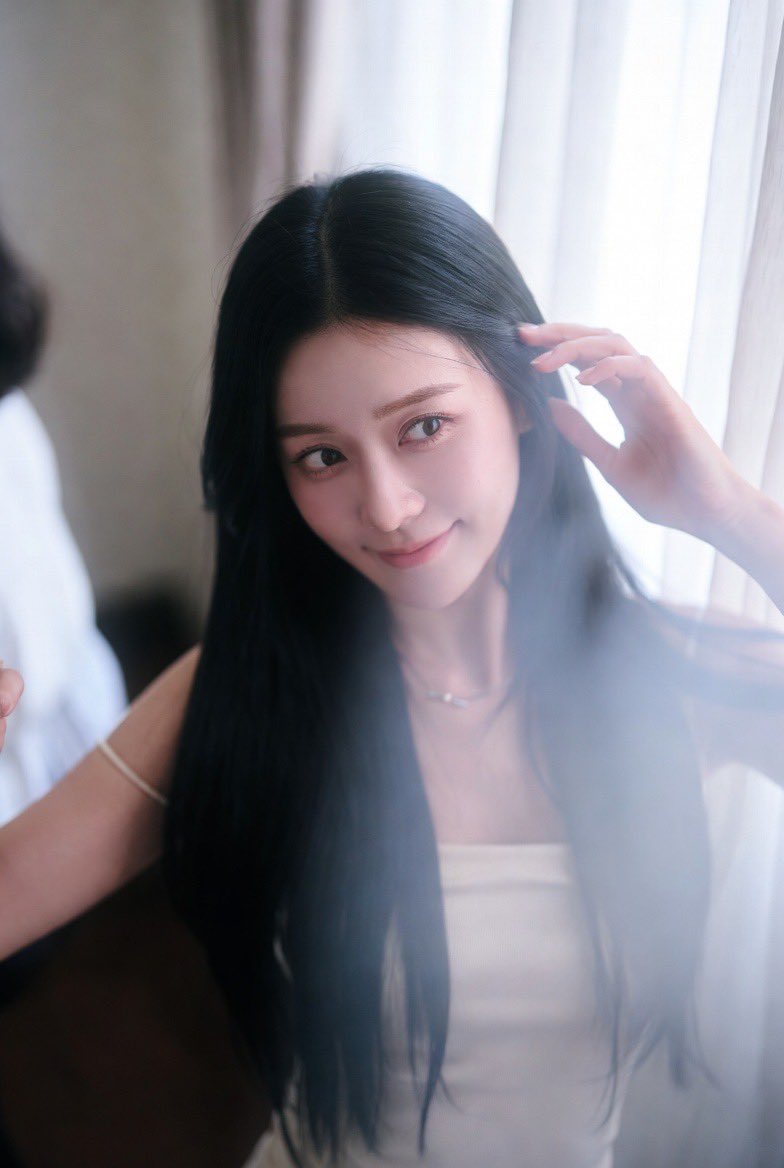 一张梦幻空灵风格的室内抓拍照片,照片中的主角是一位韩国美妆博主。https://t.co/vyP3HtJoaV