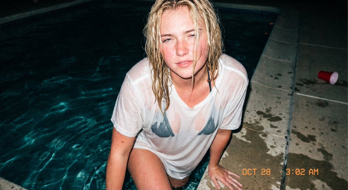 { "type": "流出的智能手机抓拍", "subject": { "visual_archetype": "Sydney Sweeney 与 Kylie Jenner 融合…
