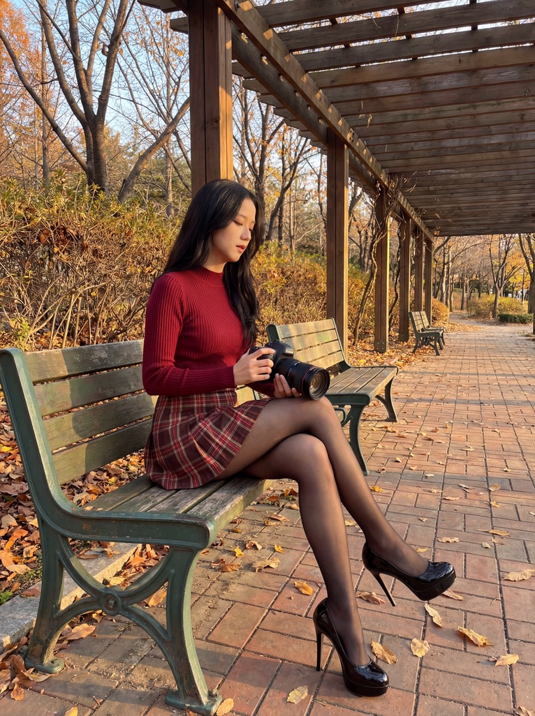 { "prompt": "KPOP偶像Blackpink的Jennie坐在公园绿色长凳上,手持DSLR相机。身穿蓝色制服高领上衣、蓝色格纹迷你裙、透明黑色连裤袜和黑色厚底细高跟鞋…
