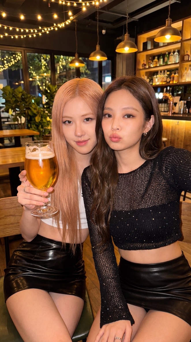 酒吧之夜约会 🍺 Jennie 和 Rosé，blackpink Nano Banana Pro via @yapper_so { "prompt": "two world-fa…