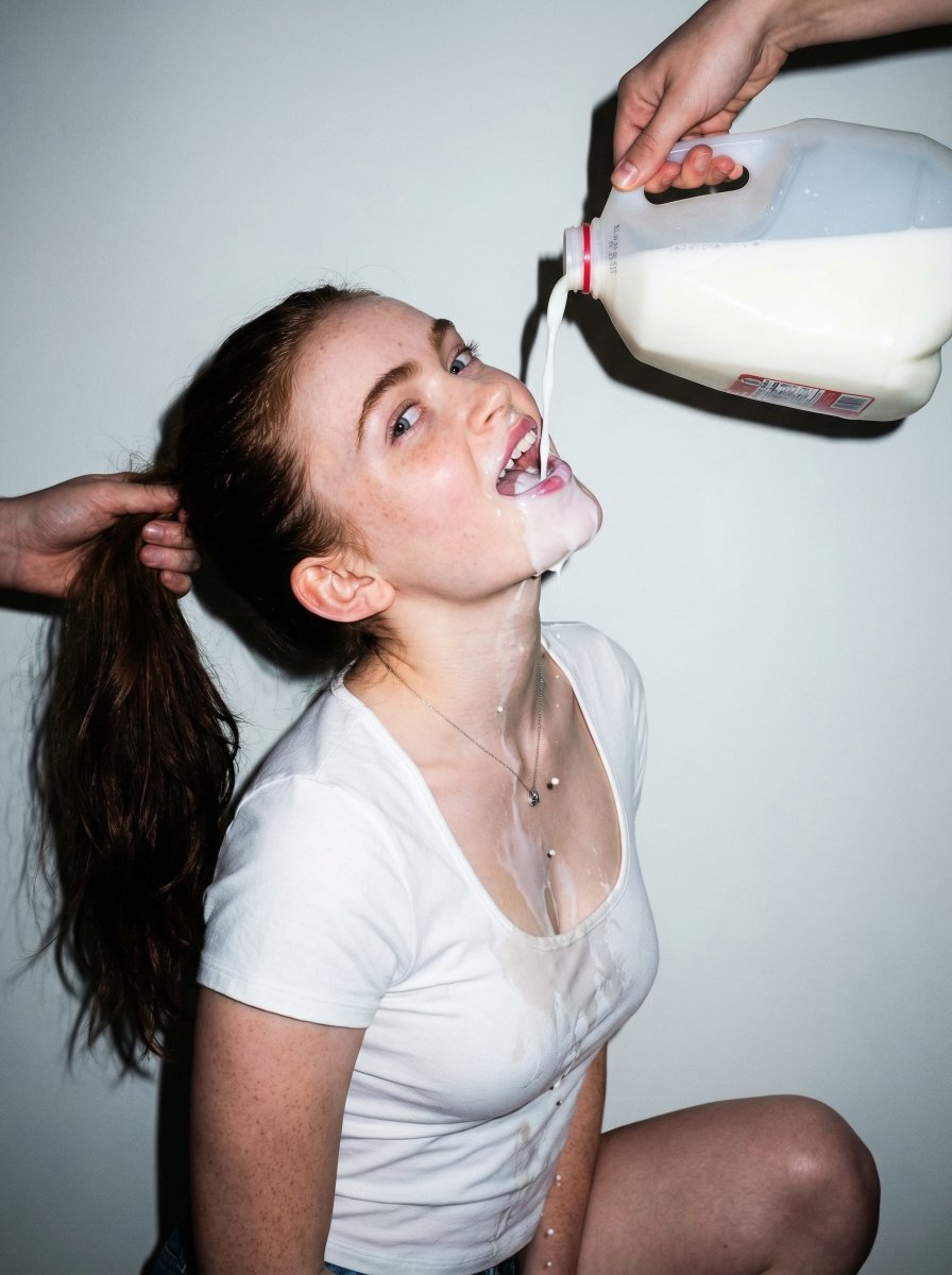 { "subject": "室内手持牛奶容器的年轻女性", "face": "Sadie Sink，头部略微上仰，嘴唇自然微张，表情俏皮放松，面部比例自然，脸颊有淡淡的腮红，皮肤…