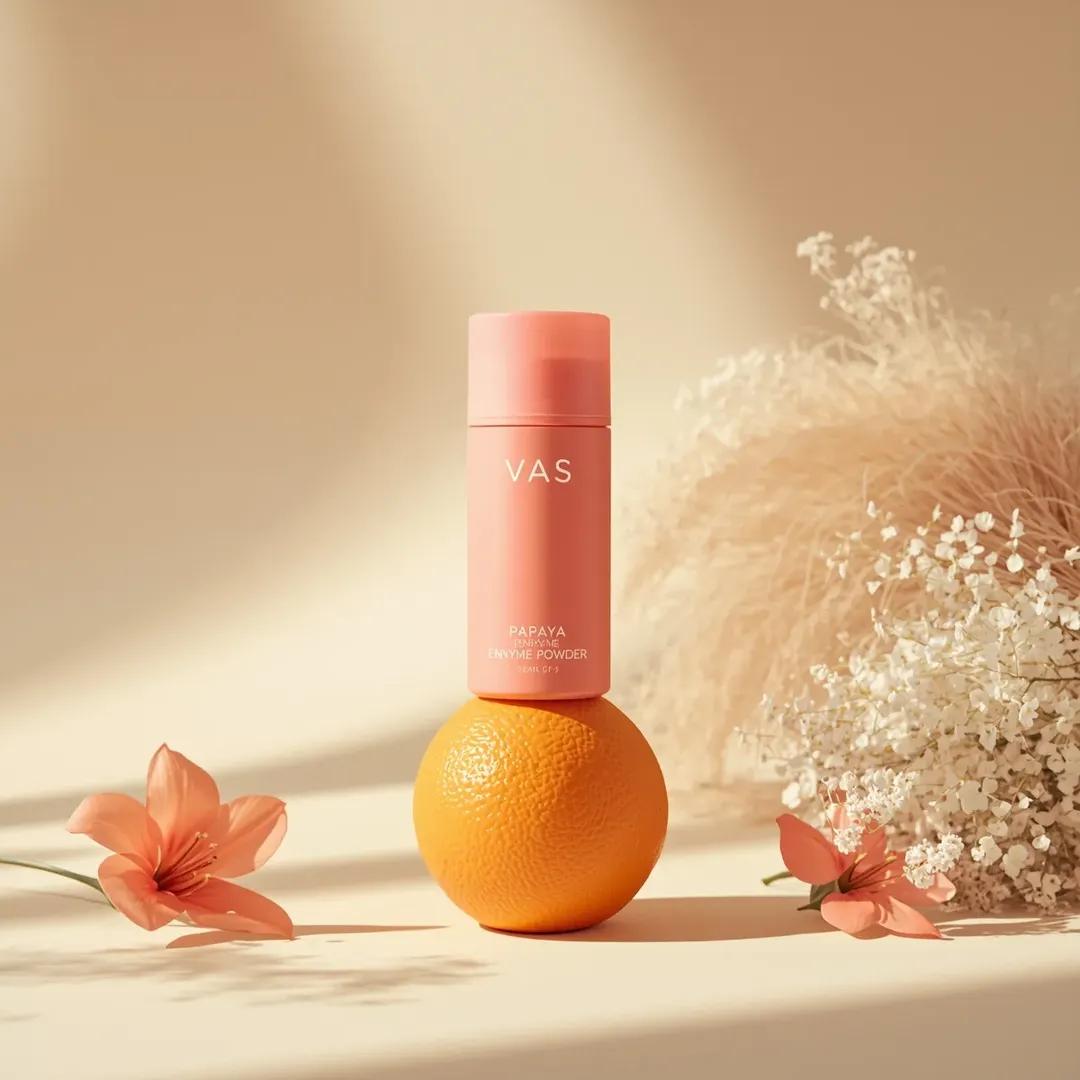 极简高端产品摄影：亮粉色圆柱形护肤瓶，标签为“PAPAYA ENZYME POWDER”（品牌“VAS”），垂直立在一颗新鲜橙子上，居中构图，柔和米色渐变背景，干净的布光场景。左…