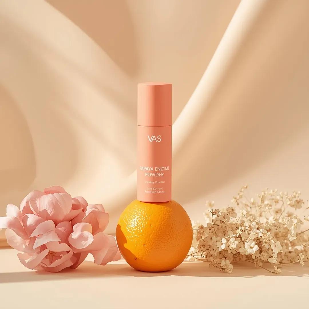 极简高端产品摄影：亮粉色圆柱形护肤瓶，标签为“PAPAYA ENZYME POWDER”（品牌“VAS”），垂直立在一颗新鲜橙子上，居中构图，柔和米色渐变背景，干净的布光场景。左…