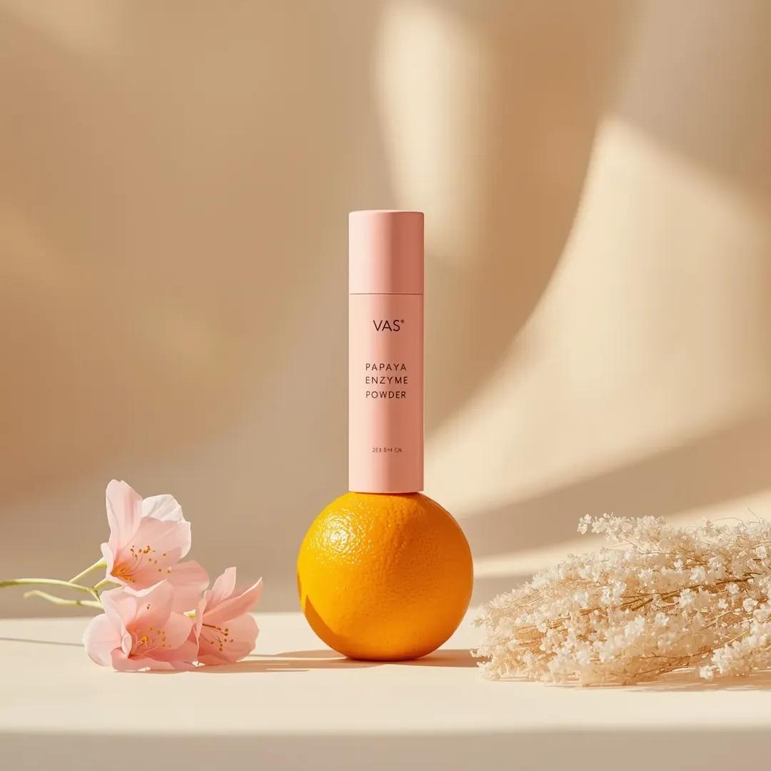 极简高端产品摄影：亮粉色圆柱形护肤瓶，标签为“PAPAYA ENZYME POWDER”（品牌“VAS”），垂直立在一颗新鲜橙子上，居中构图，柔和米色渐变背景，干净的布光场景。左…