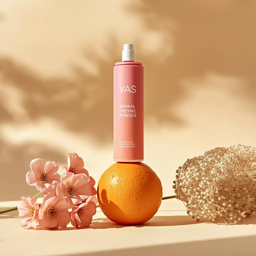 极简高端产品摄影：亮粉色圆柱形护肤瓶，标签为“PAPAYA ENZYME POWDER”（品牌“VAS”），垂直立在一颗新鲜橙子上，居中构图，柔和米色渐变背景，干净的布光场景。左…
