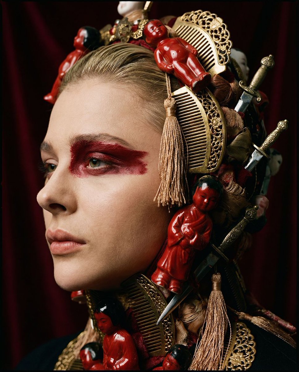 { "vibe_title_en": "Crimson Ceremonial Burden", "master_prompt": "一张超写实的、近距离侧脸肖像，画面中的主角被淹…