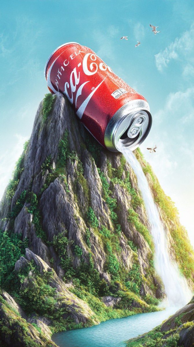 一张高度逼真、超现实主义的照片：一个巨大的、巨型的[BRAND]铝罐（[BRAND COLORS & LOGO DESCRIPTION]清晰可见），放置在陡峭的圆锥形郁郁葱葱的绿…