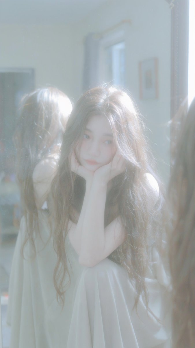 { "character": "👩 冷白皮气质美女,韩泰混血,纯粹的欲望,白皙的肌肤,偶像气质,白皙的肌肤,丹(性别名,此处理解为人物名)拥有一种忧郁的江南美…