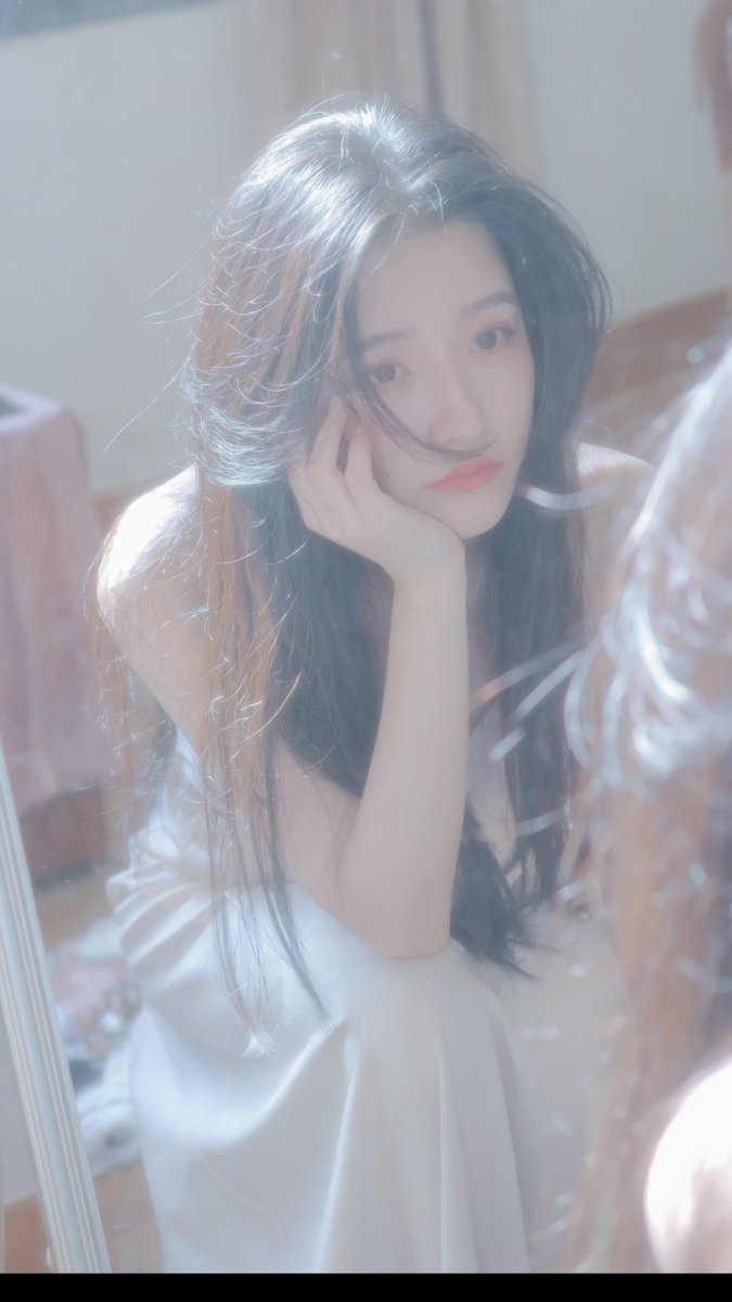 { "character": "👩 冷白皮气质美女,韩泰混血,纯粹的欲望,白皙的肌肤,偶像气质,白皙的肌肤,丹(性别名,此处理解为人物名)拥有一种忧郁的江南美人气质,由playf…