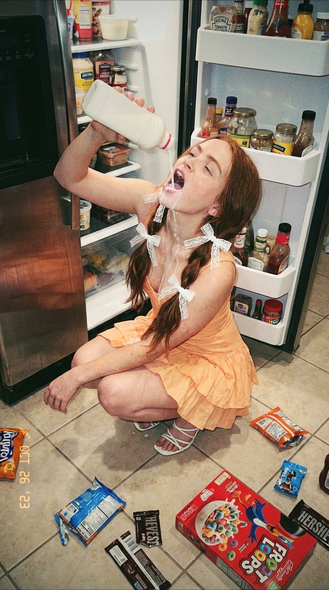 与 Sadie Sink 和 Millie Bobby Brown 的牛奶挑战🥛💦 谁做得更好？ 立即在 https://t.co/8vX0Io2qWu 上参…