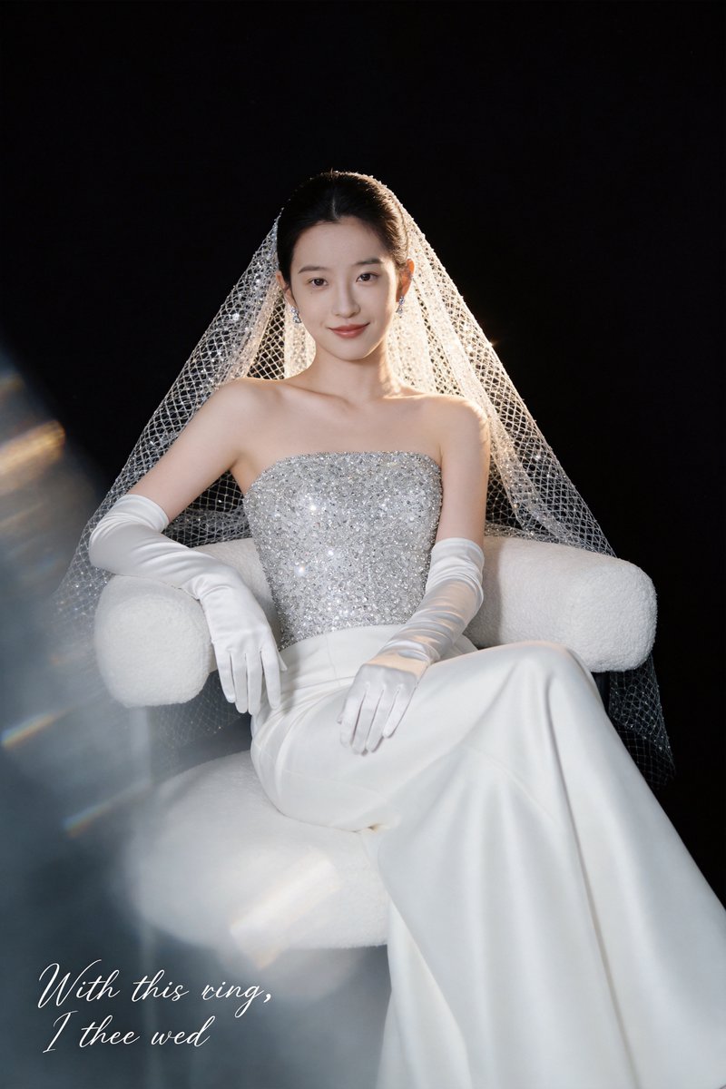 高级婚纱摄影，3:4竖幅，共5张。 人物 新娘冷白皮，身着高定抹胸婚纱，上半身满铺施华洛世奇水晶，弱光下折射细碎星芒；高支数缎面裙摆垂坠柔光兼具。10米手工钉珠头纱，银白水晶颗粒…