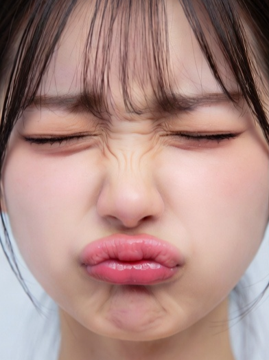微距拍摄,嘟嘴,眼睛看向一旁,柔软的皮肤纹理 https://t.co/r3HPlhZtKD