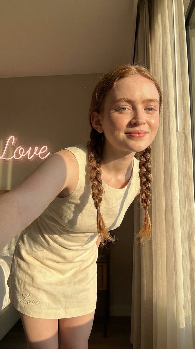 { "subject": { "description": "Madelyn Cline 身穿柔和象牙白夏季迷你连衣裙,在温暖阳光下向镜头倾斜,神情平静而自信。", "face"…