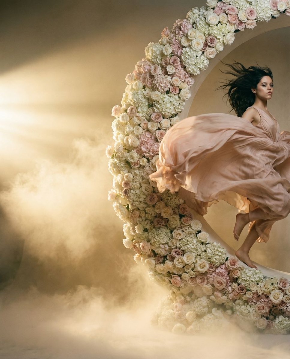 悬浮于花之轨道的动态梦境。一幅超写实的中画幅编辑级摄影作品。构图：电影三分法。主角位于画面右侧三分之一的边缘处，左侧留出大面积负空间。主体与动作（动态缪斯）：主角在巨大悬空新月形…