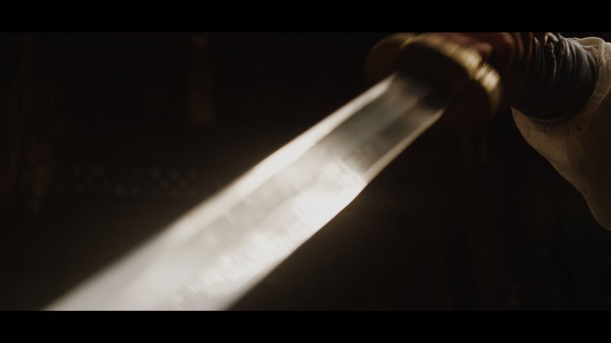 魔法光环，发光的武器，激光特效，悬浮的刀剑，缓慢笨拙的动作，扭曲变形的肢体，多余的手指，解剖结构错误，闪烁毛刺的转场，动漫风格，3D渲染质感，柔焦，明亮欢快的打光，武侠片（wir…