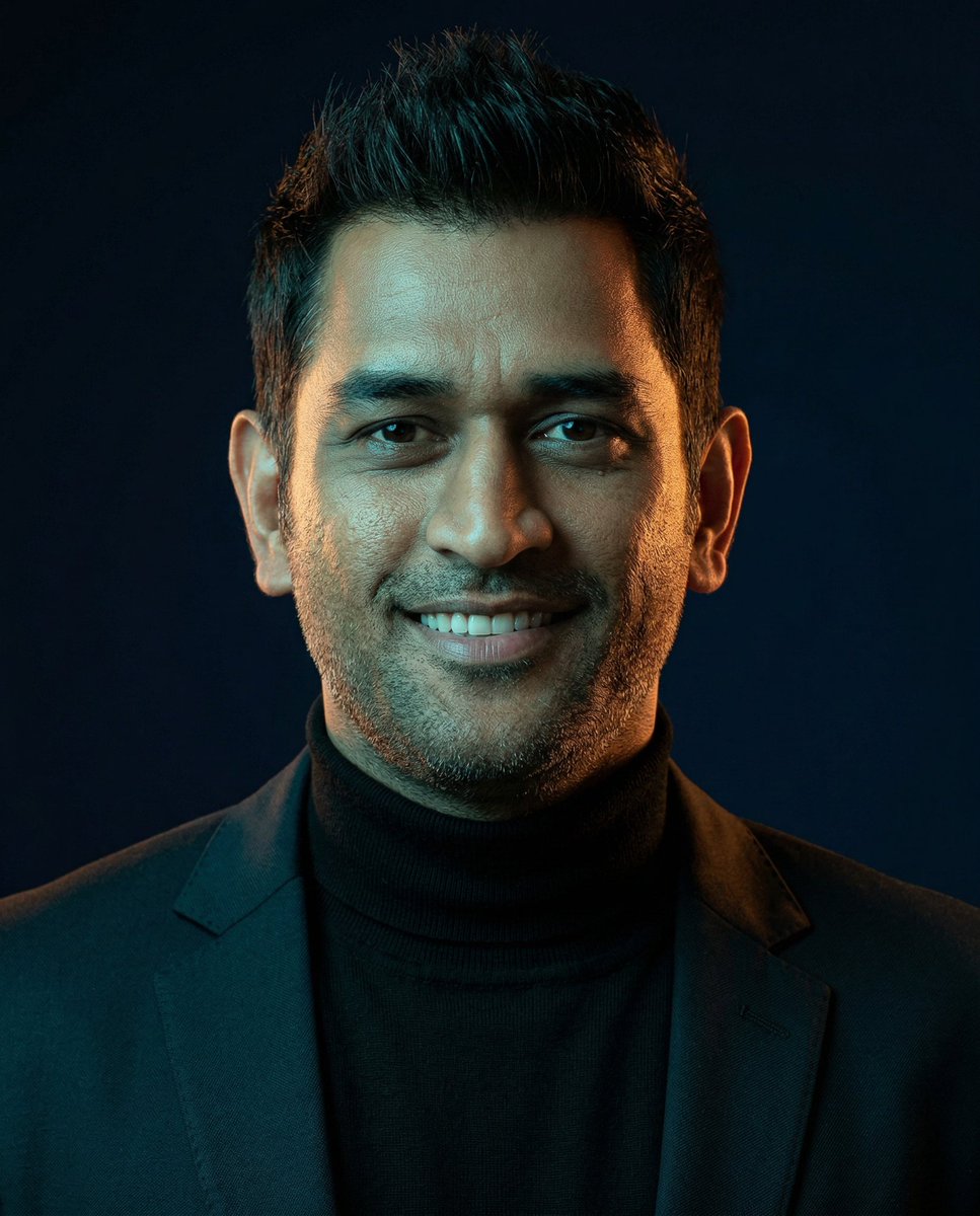 Rohit Sharma 对阵 MS Dhoni 通过 Freepik 使用 Nano Banana 2 基于上传参考图像中的人物特写工作室肖像，保留原始照片中精确的面部结构、发…