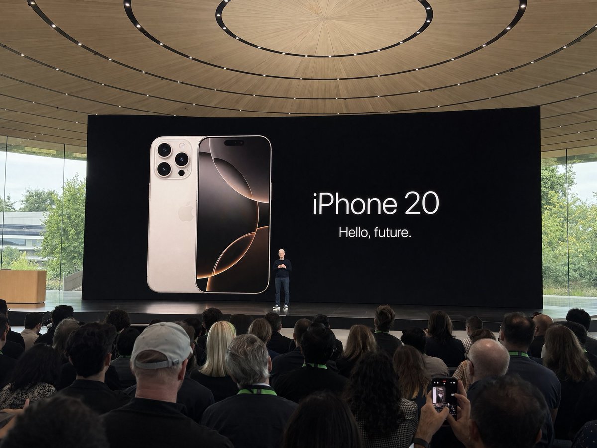 业余摄影师用 iPhone 在 Apple Park 拍摄的照片，拍摄于 iPhone 20 主题演讲期间，蒂姆·库克在舞台上演讲。 从远处的人群中拍摄 ht…