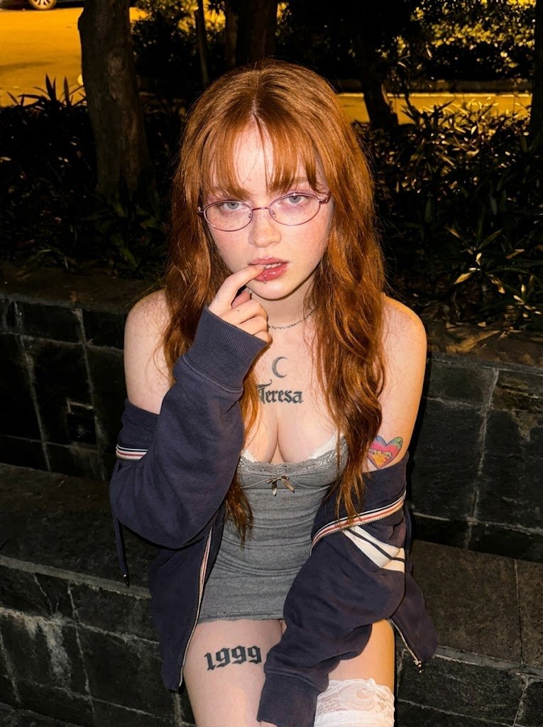 Sadie Sink🧡 由 https://t.co/UjgcXfHJi8 Nano Banana Pro✨🍌 构建 { "prompt": "一张夜间街头风…