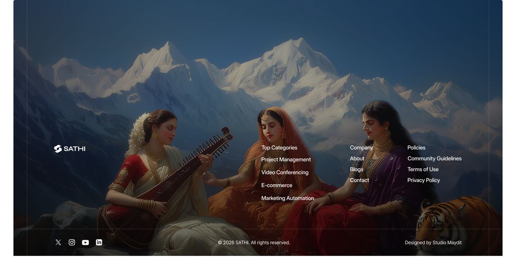 前景中三位神圣的印度女性平静地坐着,一位在弹奏维纳琴(veena),另外两位在宁静的氛围中聆听,她们身着传统的红象牙白与深紫色纱丽,佩戴金色珠宝,神情安详,姿态优雅,背景是晴朗蓝…