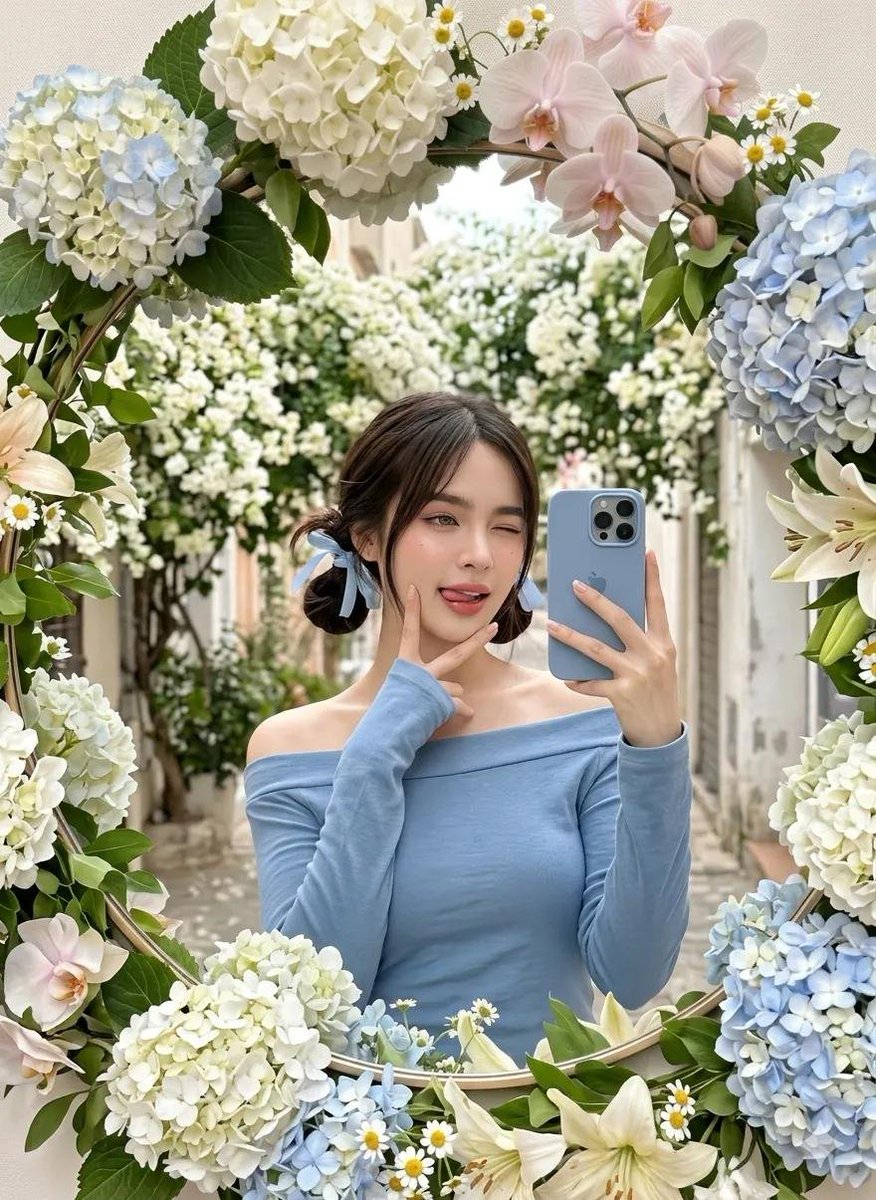 一位可爱的年轻女性在户外拍摄镜面自拍，被装饰华丽的圆形镜子所环绕，镜子上覆盖着茂盛的柔和粉彩色花朵（绣球花、雏菊、百合和兰花）。她妆容柔和自然，皮肤白皙，深棕…