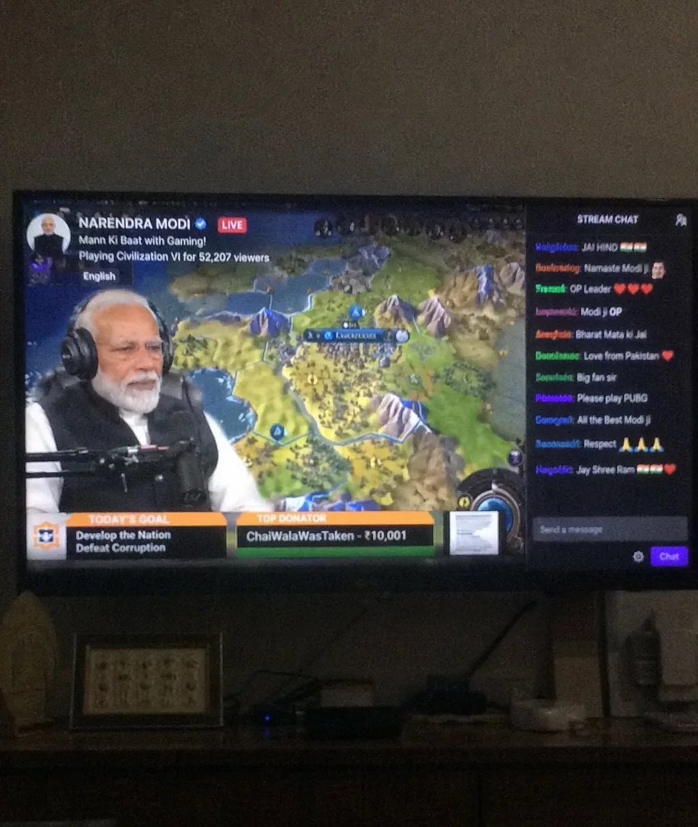 莫迪作为Twitch主播,但是低质量手机拍摄的照片,画面中某人在家里看电视转播,少一些 https://t.co/Rvpg7v1ynx