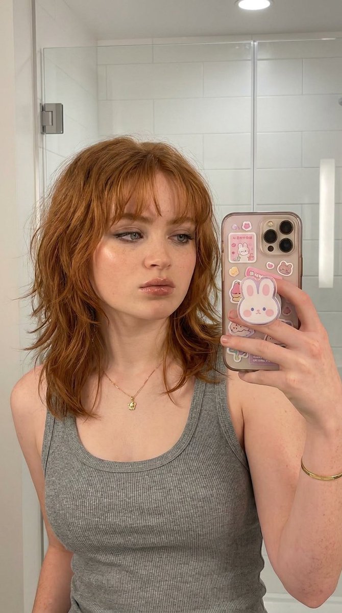 只是一个女孩和她的浴室灯光✨ Sadie Sink🧡 Nano Banana Pro 来自 https://t.co/UjgcXfHJi8✨😻 { "prom…