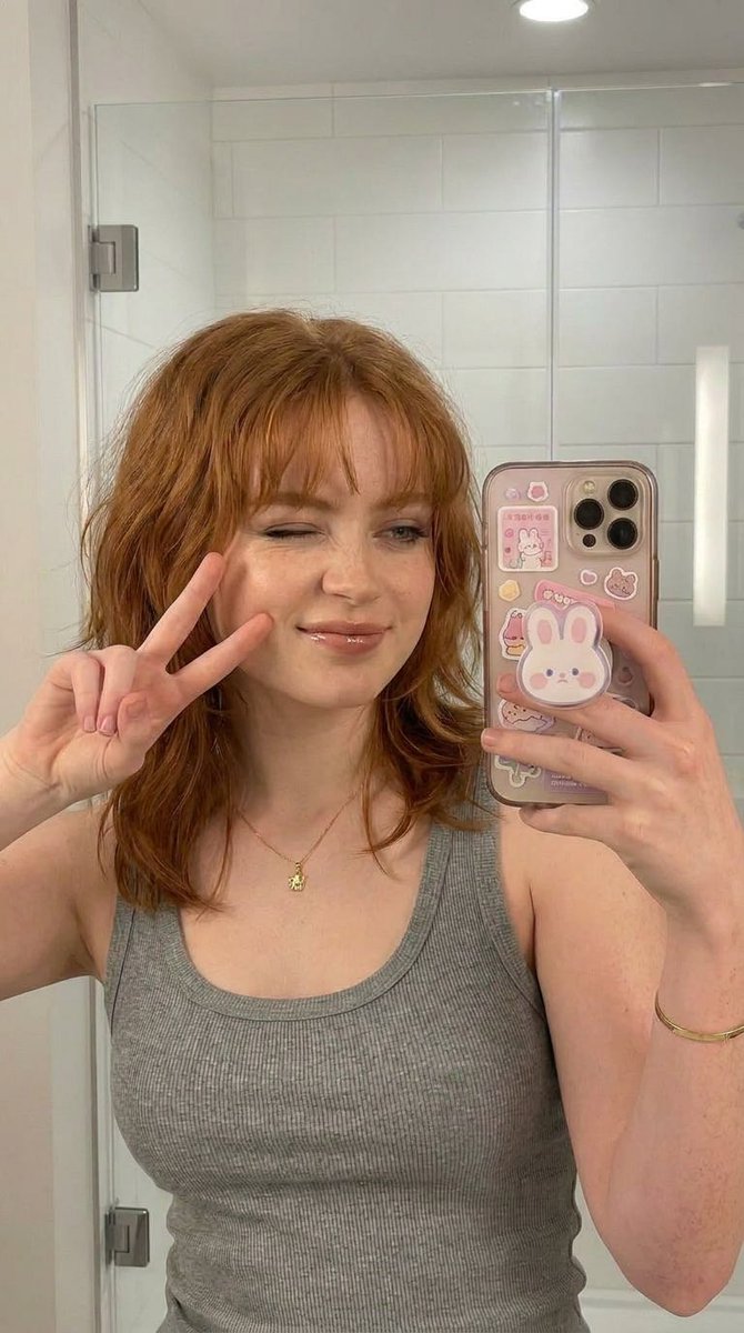 只是一个女孩和她的浴室灯光✨ Sadie Sink🧡 Nano Banana Pro 来自 https://t.co/UjgcXfHJi8✨😻 { "prompt": "Real…