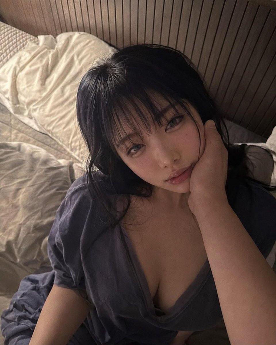 一张坦率而真实的深夜卧室快照。 照片以男友的视角拍摄，他从上方俯视，右手温柔地捧着韩国女友的脸。她的外貌和造型酷似《火影忍者》中的雏田。她的头发随意地披散着，几缕碎发轻柔地贴在脸…