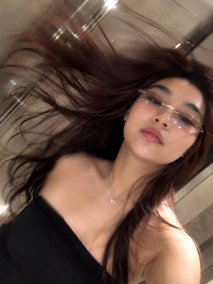 夜晚在奢华的米色大理石浴室中，一位美丽年轻女性拍摄的超写实镜面自拍，使用极为强劲的 iPhone 直闪闪光灯直接打向镜子。闪光在镜面中产生强烈的白色闪光爆炸效果，伴随厚重光晕（b…