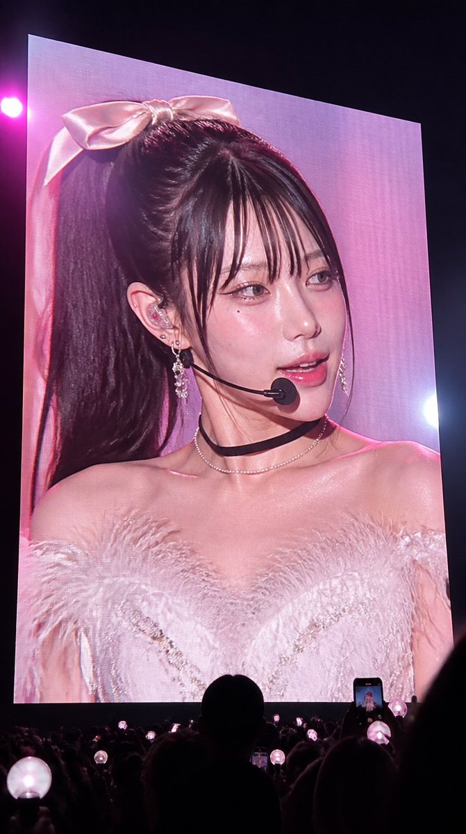 GPT Image 2.0 Prompt 아이돌 직캠 [CORE OBJECTIVE "REALISTIC K-POP CONCERT JUMBOTRON LIVE FEED"…
