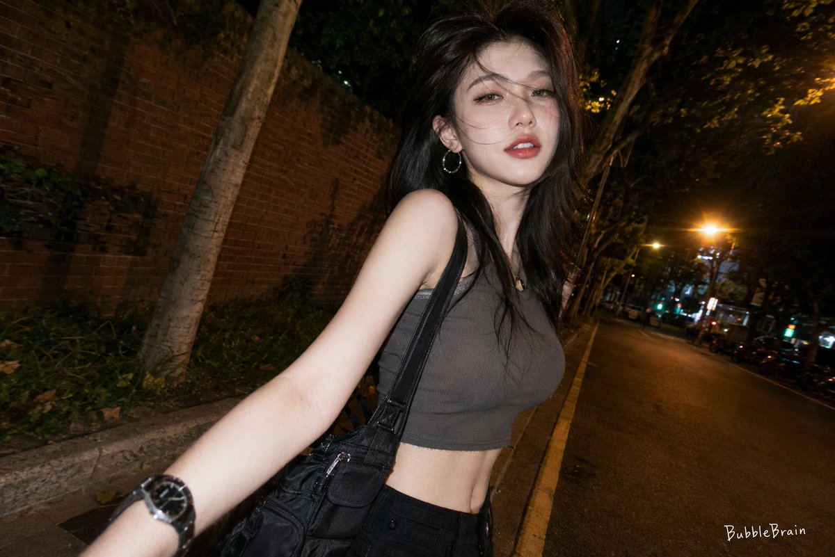 人像。由 gpt image 2 生成 ---提示词--- 超写实超广角自拍风格人像，动态运动模糊，直闪胶片摄影风格，胶片颗粒，高对比度闪光灯布光，抖音辣妹日…