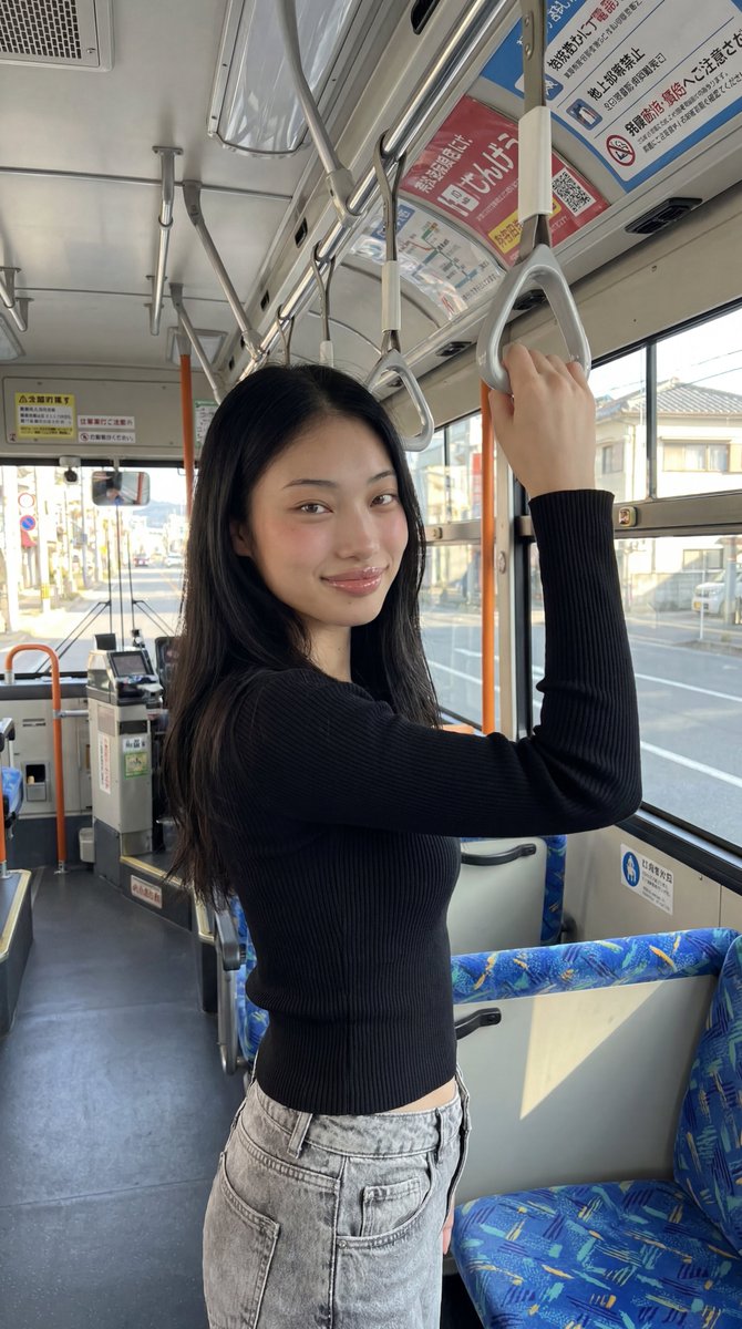 请使用 image1 完全作为主要身份参考锚点 提示词； 超写实肖像，延续前几张图片中同一位美丽的韩国女孩形象，严格保持完全相同的面部外观、柔和的韩式美感、亮…