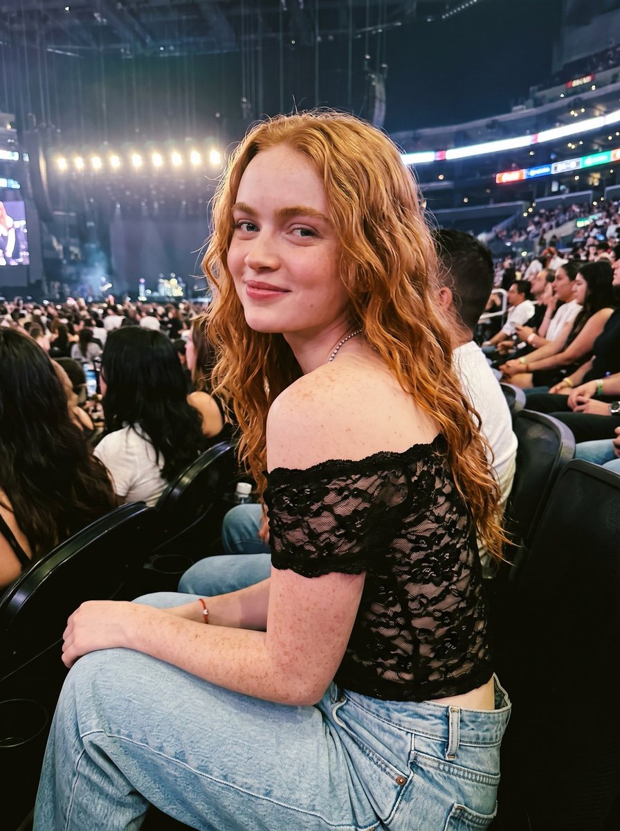 一位美丽的年轻女性 [ Sadie Sink ]，拥有波浪状的长姜红色头发，白皙的皮肤上自然分布着雀斑，覆盖在面部、肩膀和手臂上，明亮的蓝色眼睛，带着温柔的微…
