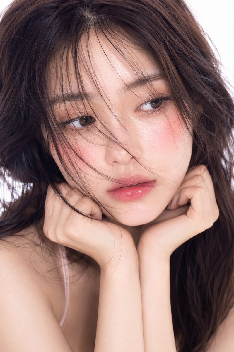 超写实电影感美妆肖像,一位年轻韩国女性,柔软水润的玻璃肌,自然粉红腮红,光泽渐变唇彩,细腻雀斑,蓬松凌乱的碎刘海半遮面容,深色长发随风飘扬,梦幻天真的表情,带有柔和眼神光的精致棕…