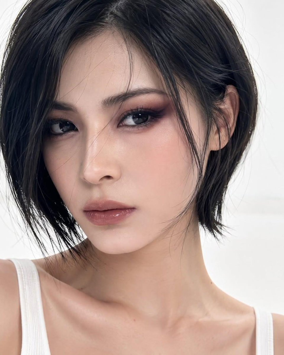 一位年轻女性的超写实美容肖像，她留着时髦的短波波头发型，柔顺的下颌长度头发，深侧分，柔和的修饰脸型发缕，带有自然光泽的顺滑黑发，略微凌乱的纹理，优雅的韩式造型…