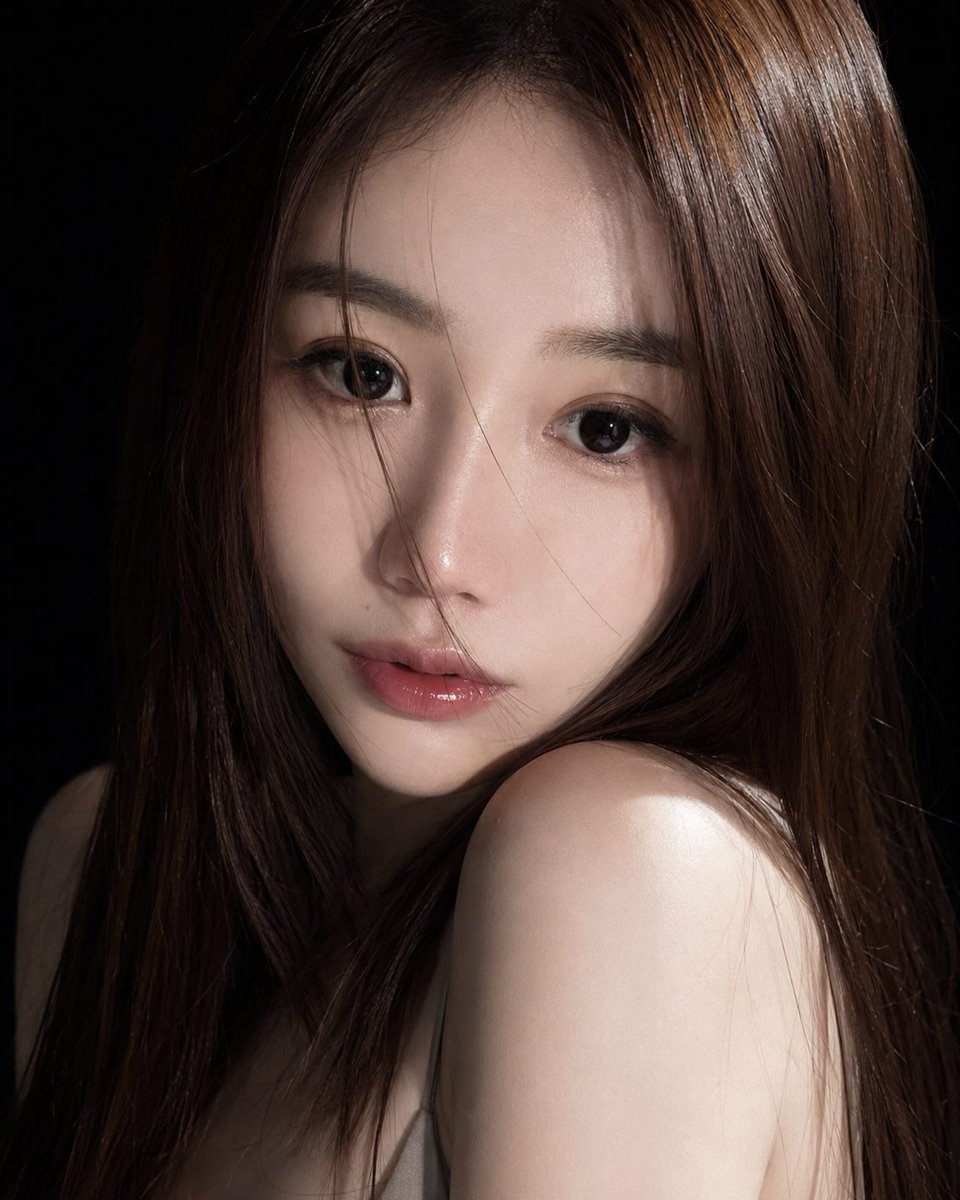 超写实的特写美妆人像肖像:一位年轻的东亚女性,柔顺丝滑的深棕色长发带有柔和自然的光泽,中分发型,几缕细腻的发丝垂落在脸颊两侧;一双大而有神的眼睛,无瑕的瓷器般肌肤,淡雅自然的妆容…