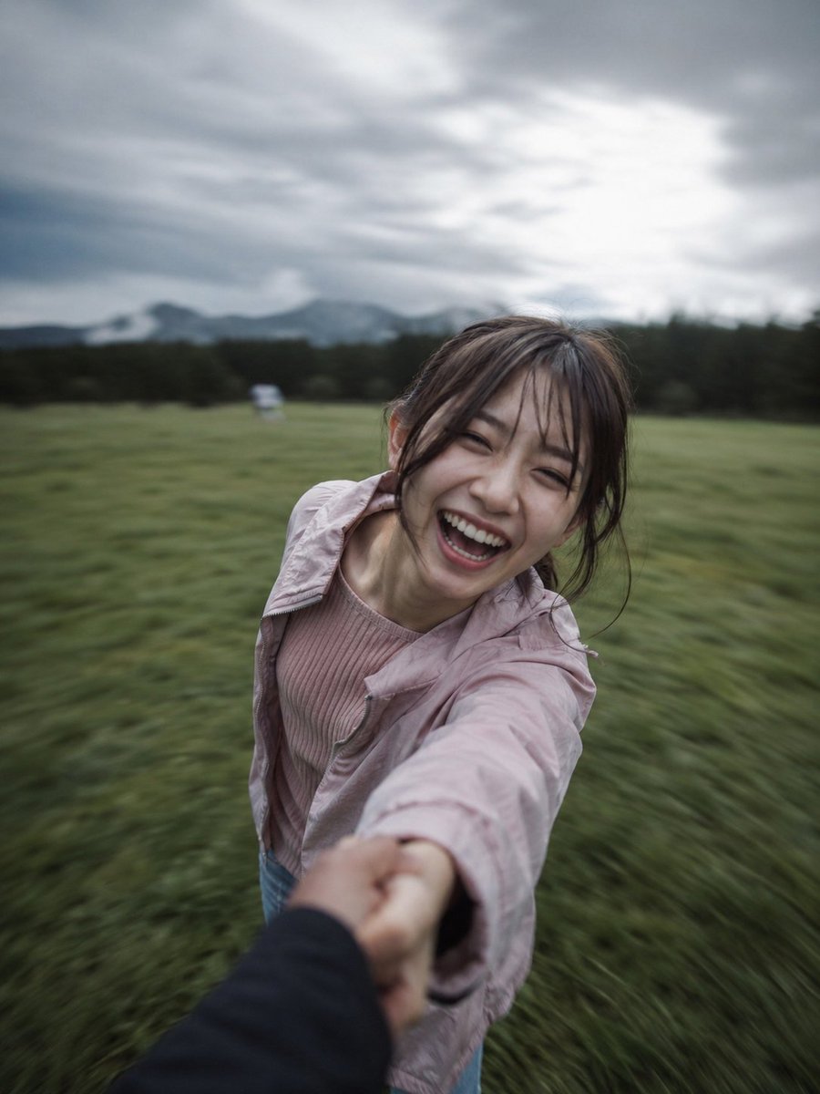 超写实抓拍照片，竖版 3:4 比例，第一人称视角（POV），在多云阴郁的天气下于一片广阔的草地里牵手旋转。边缘有强烈的径向运动模糊，中心焦点锐利，情绪化、无忧无虑的电影感氛围。请…