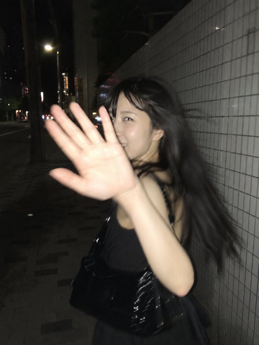 超写实的抓拍式智能手机闪光灯照片,竖向构图,3:4 比例。一位年轻的东亚女性,夜晚在一段安静的城市街道上快步前行,街边是一面长长的白色瓷砖墙。以一种自发的狗仔队风格瞬间捕捉——她…