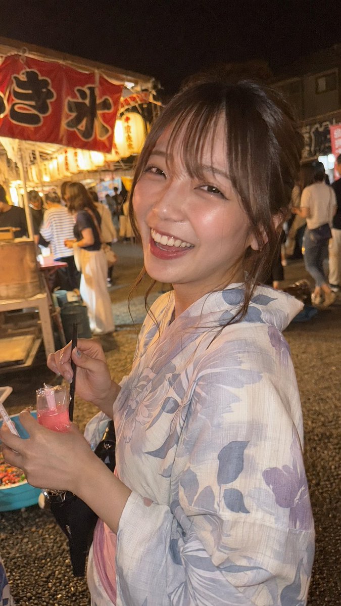 🎆浴衣约会 令人心头一颤的1个场景扭蛋🎆 诸位，就用生成图像来抓住夏祭青春的一页吧…… 扭蛋出率： 回头：2成 在摊位上开心地看向这边：2成 从正面微微探头…
