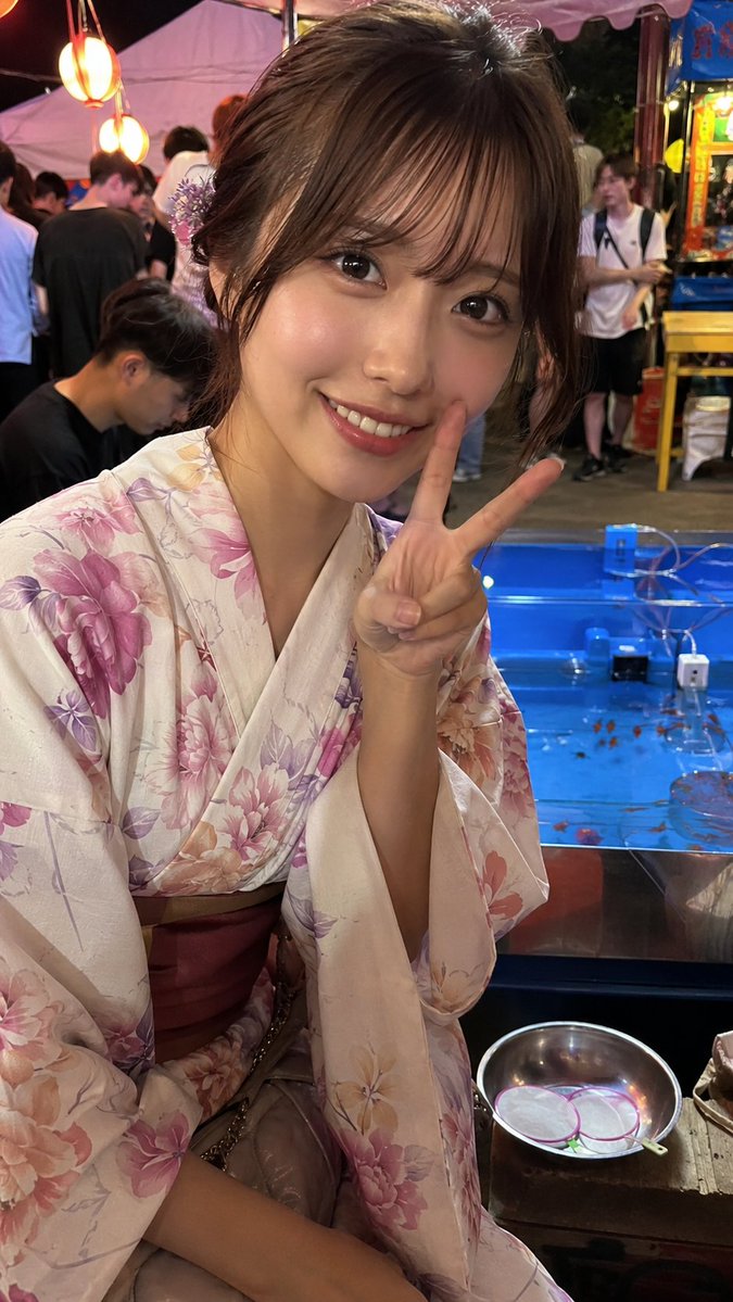 🎆浴衣约会 令人心头一颤的1个场景扭蛋🎆 诸位，就用生成图像来抓住夏祭青春的一页吧…… 扭蛋出率： 回头：2成 在摊位上开心地看向这边：2成 从正面微微探头：2成 朝镜头比耶：2…