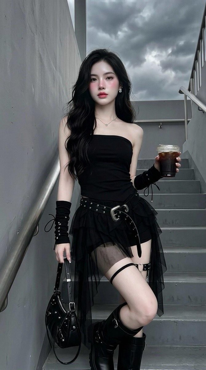 户外极简风格咖啡馆中,一位年轻女性的全身照片:长直黑发,坐在白色折叠椅上,身穿黑色抹胸迷你连衣裙、镶钉宽腰带、黑色无指系带护臂、大腿吊袜带、透明黑色及膝长袜、黑色厚底松糕靴,手持…