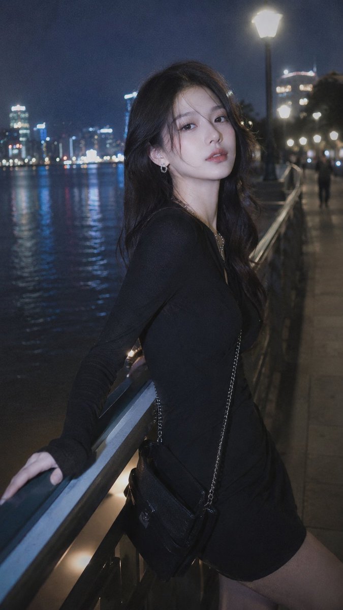 风格：CCD 柔光胶片摄影 概念：情绪感城市夜景街头人像 场景：夜晚的湖边栈道，街灯光芒，水面反光，栏杆步道 着装：修身黑色长袖连衣裙，银色耳饰，小型链条包 氛围：冷酷疏离，深夜…
