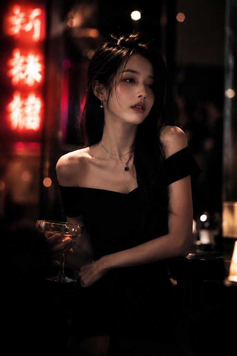 超写实电影感肖像，一位美丽的年轻女子，长长的黑发，身穿优雅的黑色露肩礼服，夜晚独自坐在灯光昏暗的豪华酒吧中，手持一杯鸡尾酒。柔和温暖的烛光，背景中红色霓虹中文…