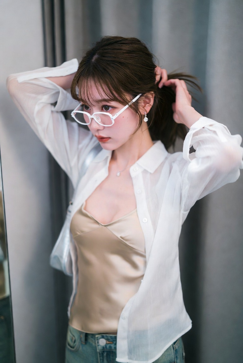 创作一张写实编辑风格的人像照片，画面中有一位20岁的日韩女性肖像主体，搭配白色镜框细框眼镜，正常佩戴于面部，镜片对齐眼睛位置，并佩戴小巧水滴形宝石耳饰细节，呈…