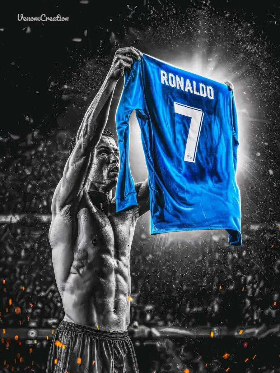C罗（Cristiano Ronaldo）启发传奇足球海报，超精细数字插画，英雄式仰视目光，强烈坚定的表情，特写肖像主导构图，动态泼溅颜料与墨水质感，复古做旧海报美学，葡萄牙红、…