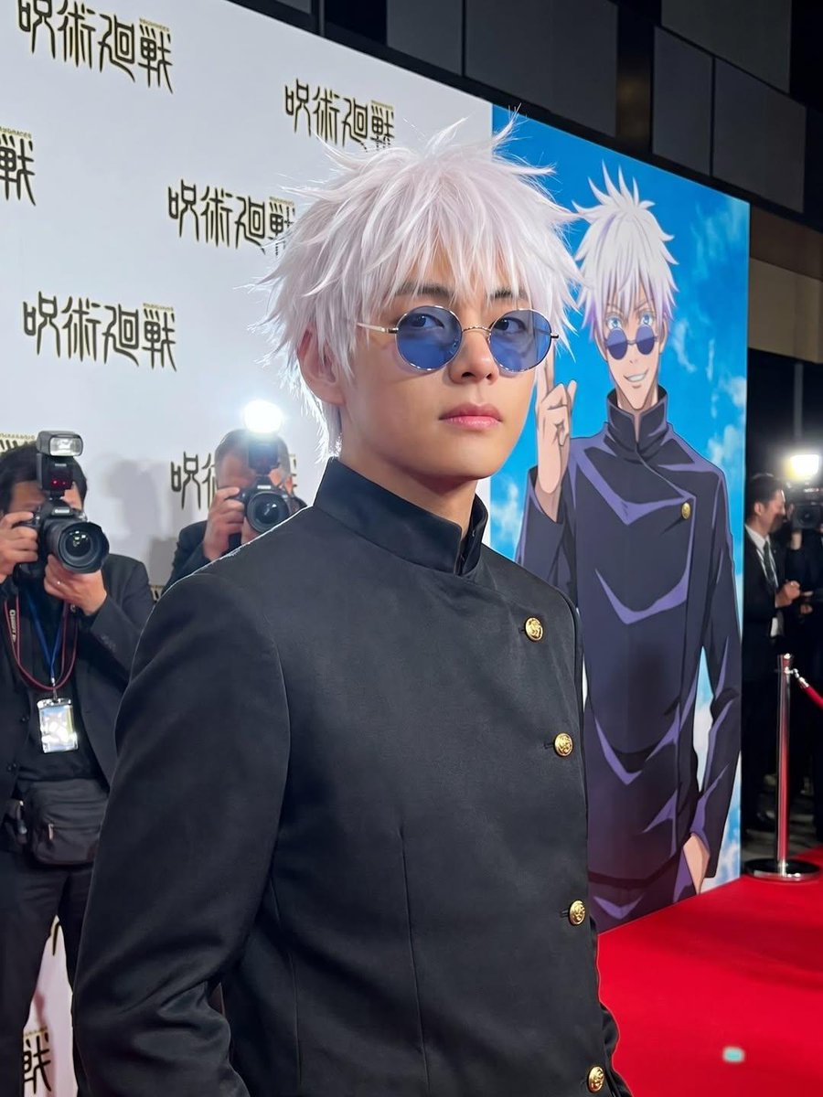 超写实真人版动漫改编首映礼活动，年轻明星完美Cosplay《咒术回战》角色，置身华丽红毯之上，奢华媒体活动，专业摄影师手持闪光灯疯狂拍摄，背景是与Cospla…